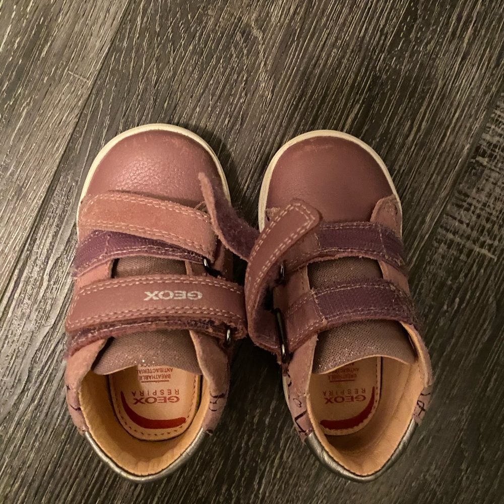 Toddler shoes size 21 in pretty good condition